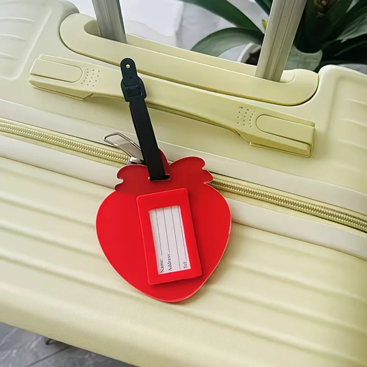 1 jolie étiquette de bagage rouge en forme de fraise, étiquette de bagage souple en pvc, étiquette d'identification, décoration de sac, étiquette anti-perte pour valise, sac à dos, cordon, petit cadeau pour les couples