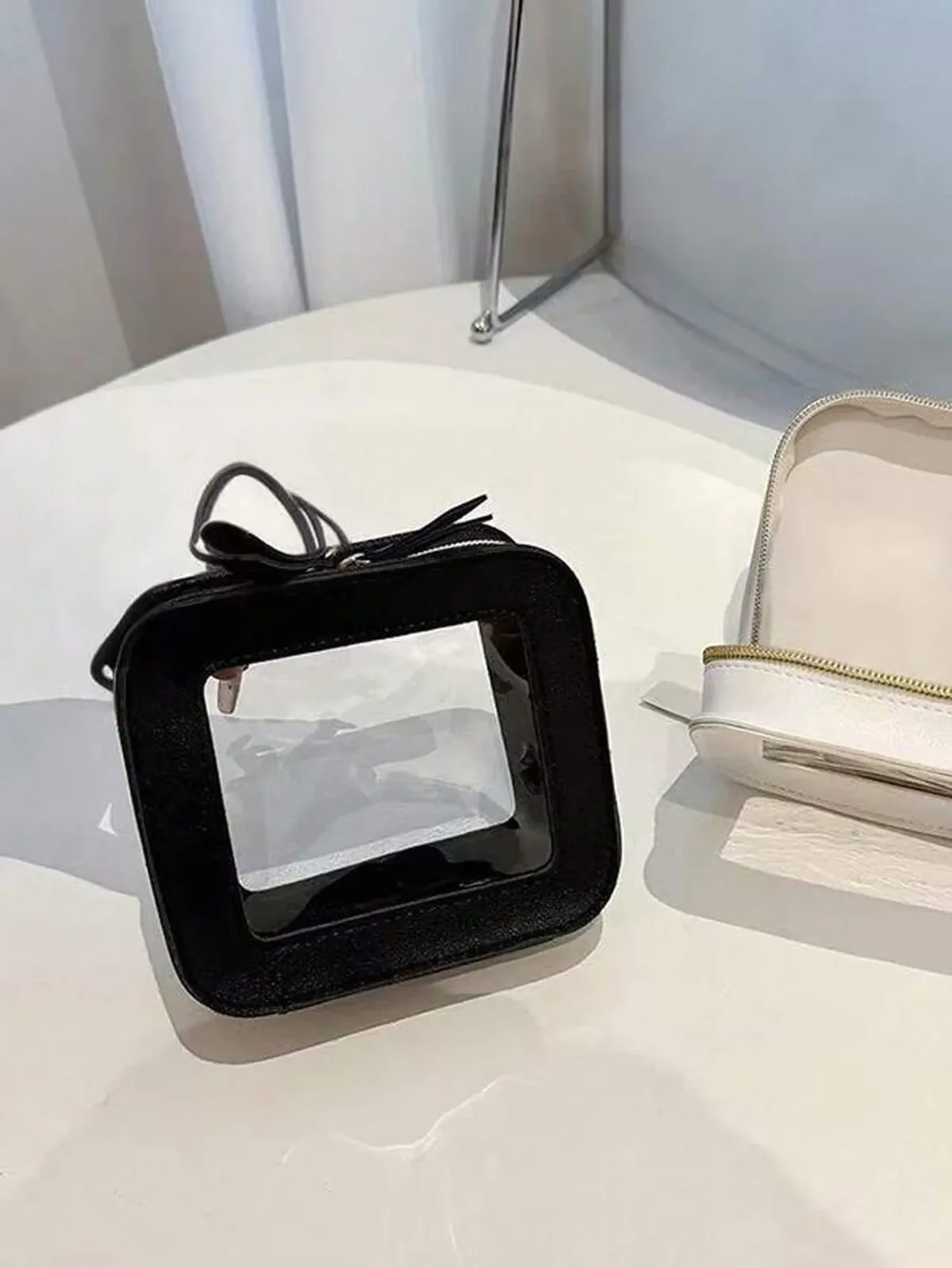 mini trousse de maquillage transparente en similicuir vegan saffiano avec fenêtre visible, petite et mignonne, pour ranger rouges à lèvres et cosmétiques, idéale pour sac à main ou pochette.