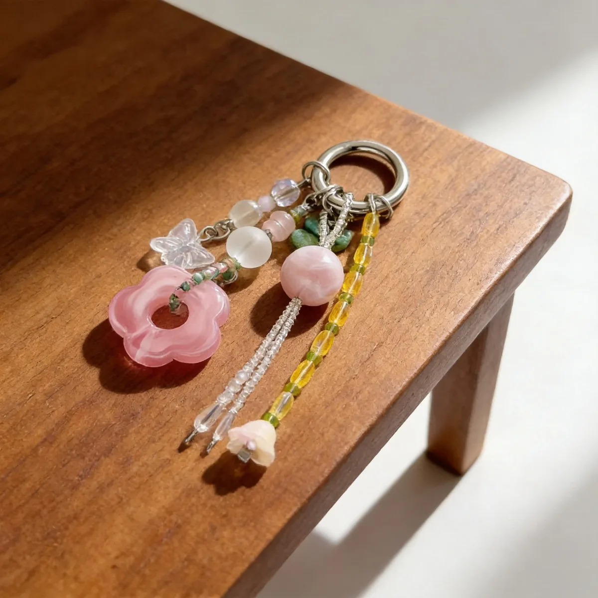 porte-clés fleur rose mignon avec perles en acrylique et cristaux, breloque de sac à pompon pour la décoration de sacs à main et sacs à dos