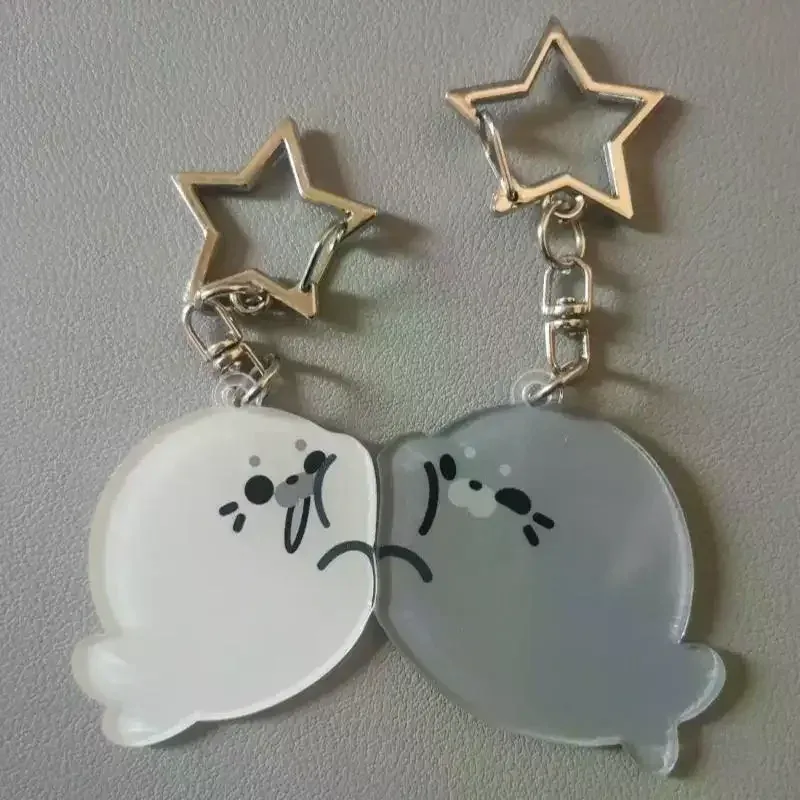 1 paire de porte-clés en acrylique motif petit phoque de dessin animé, pendentif créatif et mignon, non magnétique, pour sac à dos, cadeau pour petite amie et couple