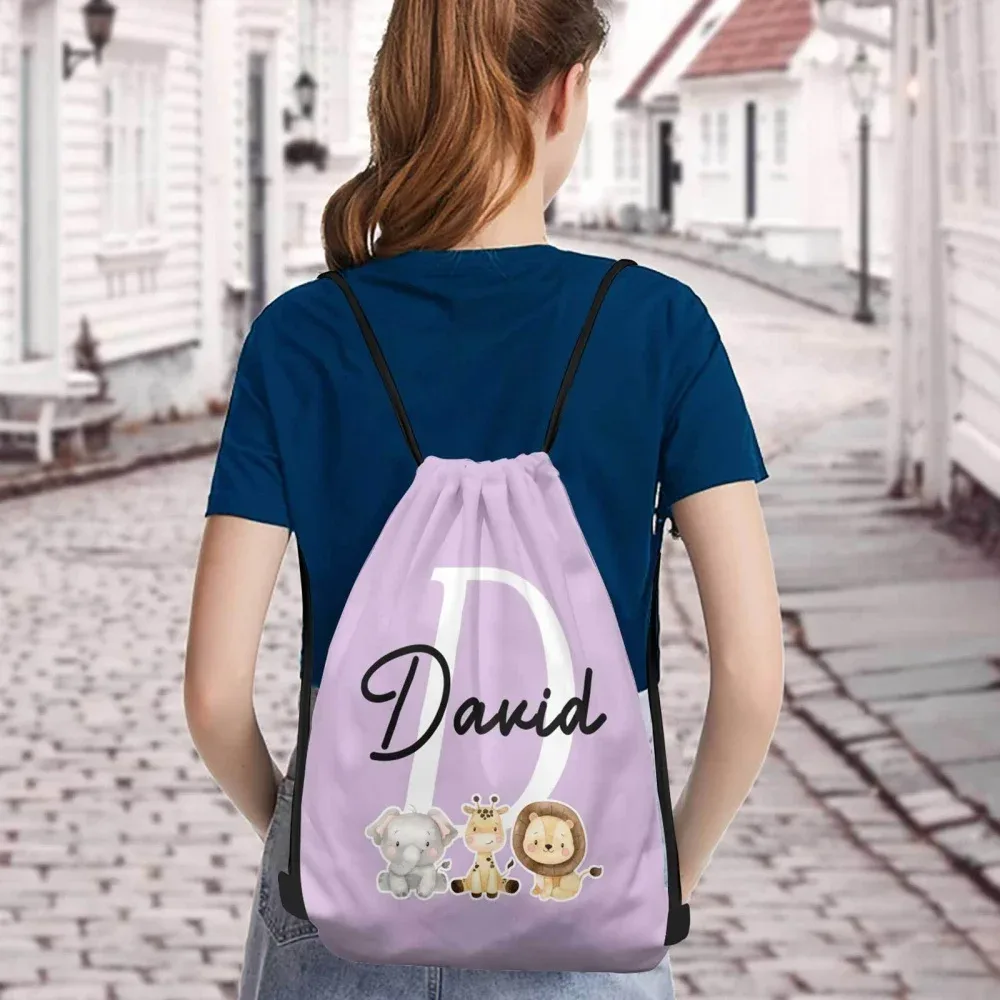 1 sac à dos à cordon personnalisé sur le thème des animaux mignons, 12 options de couleurs au choix, personnalisation du nom.