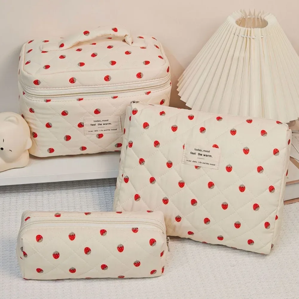 Sac de rangement de maquillage fraise pour femmes, grande capacité, pochette matelassée pour dames, fourre-tout Portable, sac à cosmétiques à fermeture éclair
