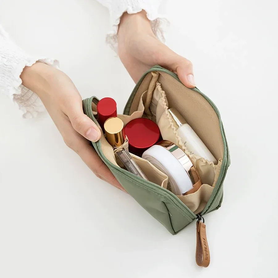 sac de maquillage portable, sac de rangement pour les essentiels quotidiens, sac de rangement multifonctionnel pour hommes et femmes, porte-monnaie léger à fermeture éclair, adapté au rouge à lèvres, au téléphone portable, aux câbles de données et aux petits objets, idéal pour une utilisation quotidienne et l'organisation en voyage.