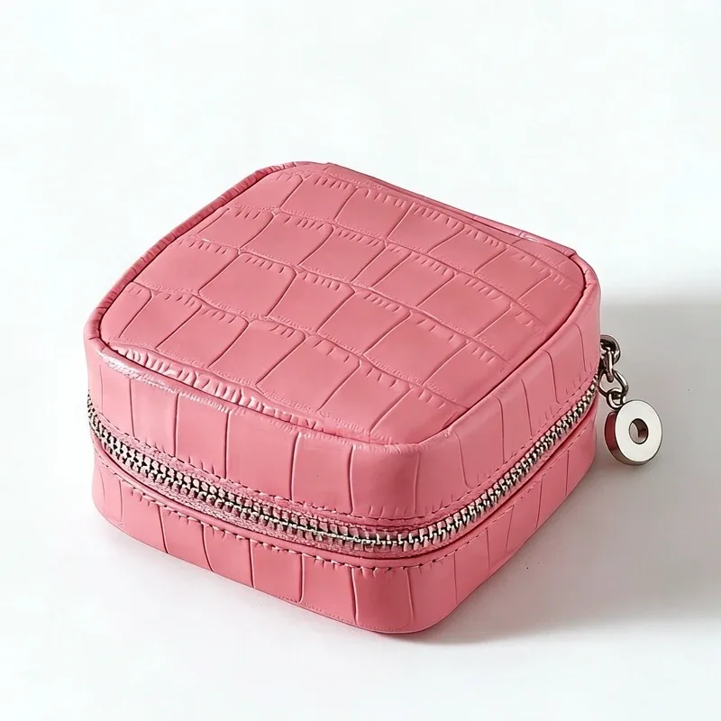 pochette de maquillage mini personnalisable avec initiales en cuir de vachette motif crocodile pour femmes, sacs à main de luxe de créateur, nouveauté 2026, organisateur de voyage