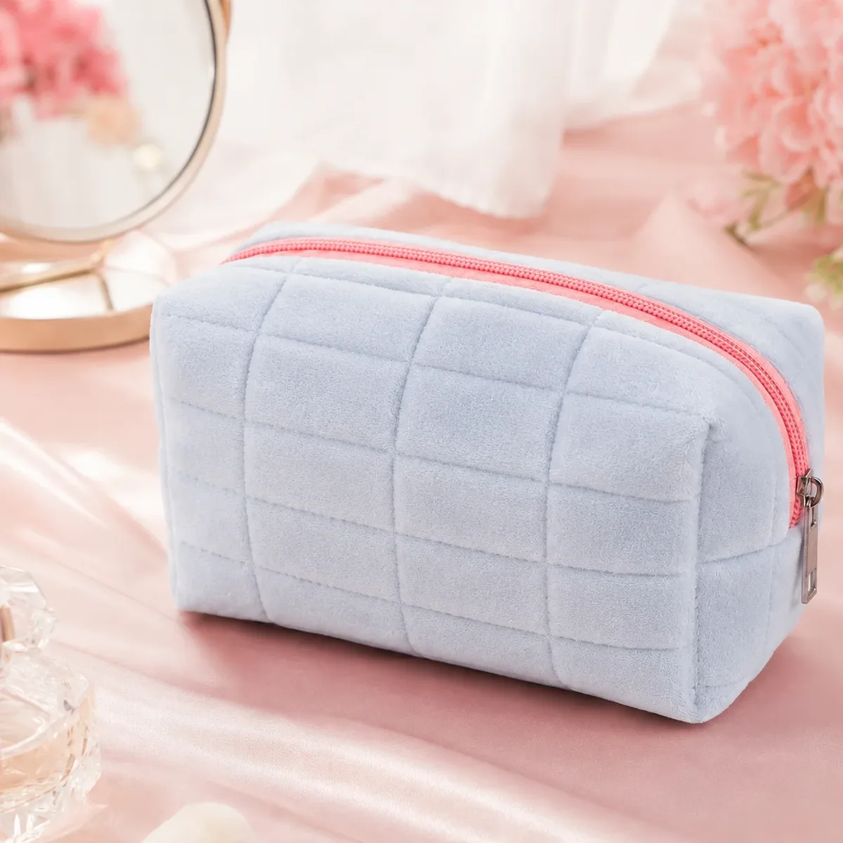 sac de maquillage matelassé en peluche douce, grande capacité, pochette cosmétique portable à fermeture éclair, sac de rangement pour articles de toilette et de soin de la peau pour voyage.