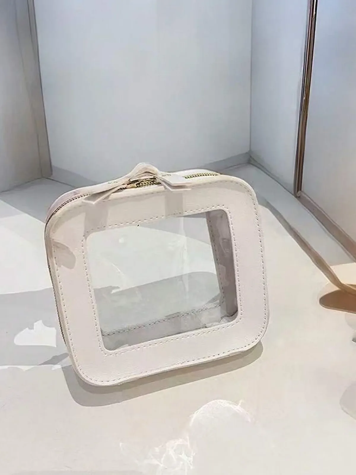 mini trousse de maquillage transparente en similicuir vegan saffiano avec fenêtre visible, petite et mignonne, pour ranger rouges à lèvres et cosmétiques, idéale pour sac à main ou pochette.