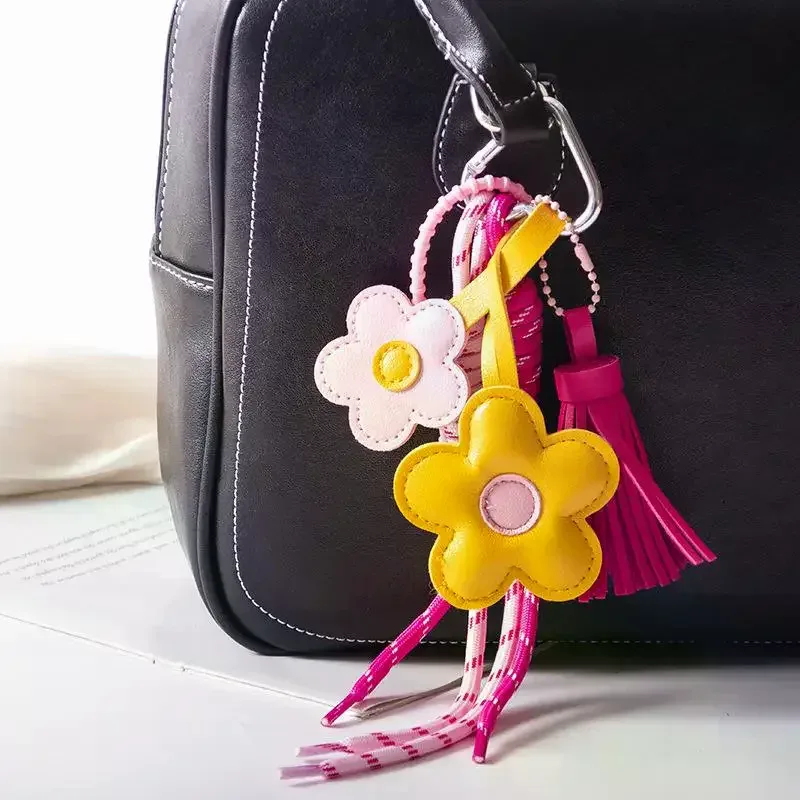 1 pièce – charme de sac en cuir tressé avec fleur et pompon, idéal pour sac à main, sac à dos et accessoires