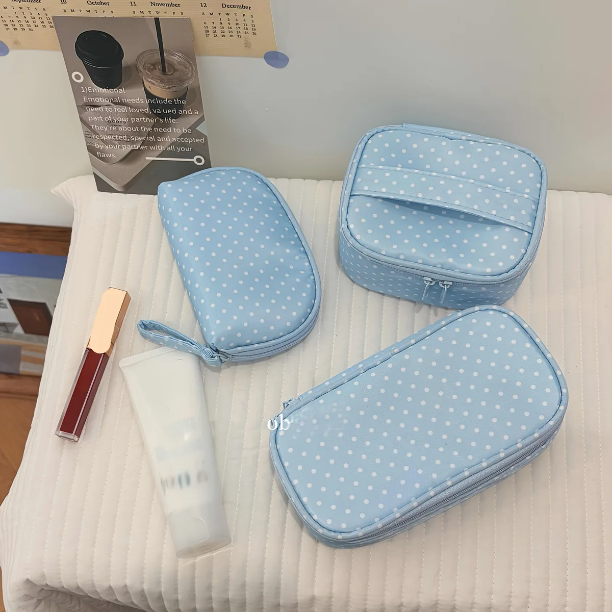 1 mini trousse de maquillage bleue à carreaux, base bleu clair avec pois blancs, design simple et frais, fermeture à double fermeture éclair pour un accès facile, convient pour un usage quotidien et un rangement en voyage, peut contenir du rouge à lèvres, du fond de teint, du blush, etc.