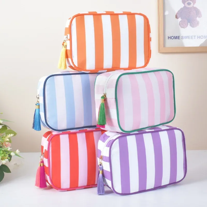 grand sac à cosmétiques de lavage rayé pour femmes, sac de maquillage à pompon avec fermeture éclair, grande capacité, rangement de toilette, pochette de rangement