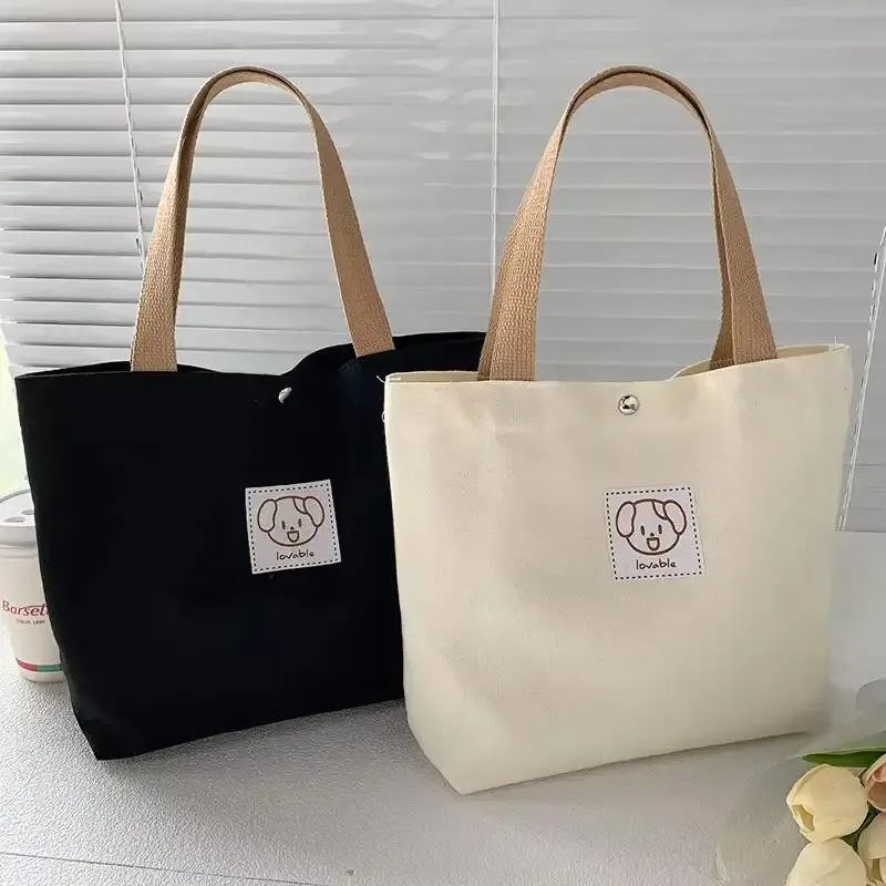 les sacs fourre-tout en toile et les sacs bandoulière en toile sont parfaits pour transporter des fournitures scolaires ou pour les voyages.