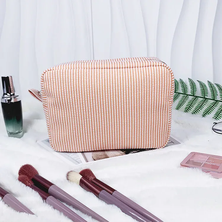trousse de toilette brodée sur mesure, pochette cosmétique personnalisée en seersucker rayé, organiseur de voyage couleur bonbon, cadeaux pour demoiselles d'honneur