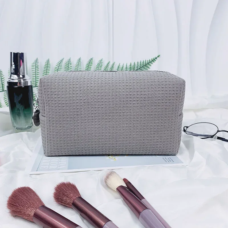 pochette de maquillage personnalisée brodée avec nom, sac cosmétique sur mesure, cadeau pour demoiselle d'honneur, cadeau pour lune de miel, cadeau pour l'équipe de mariage