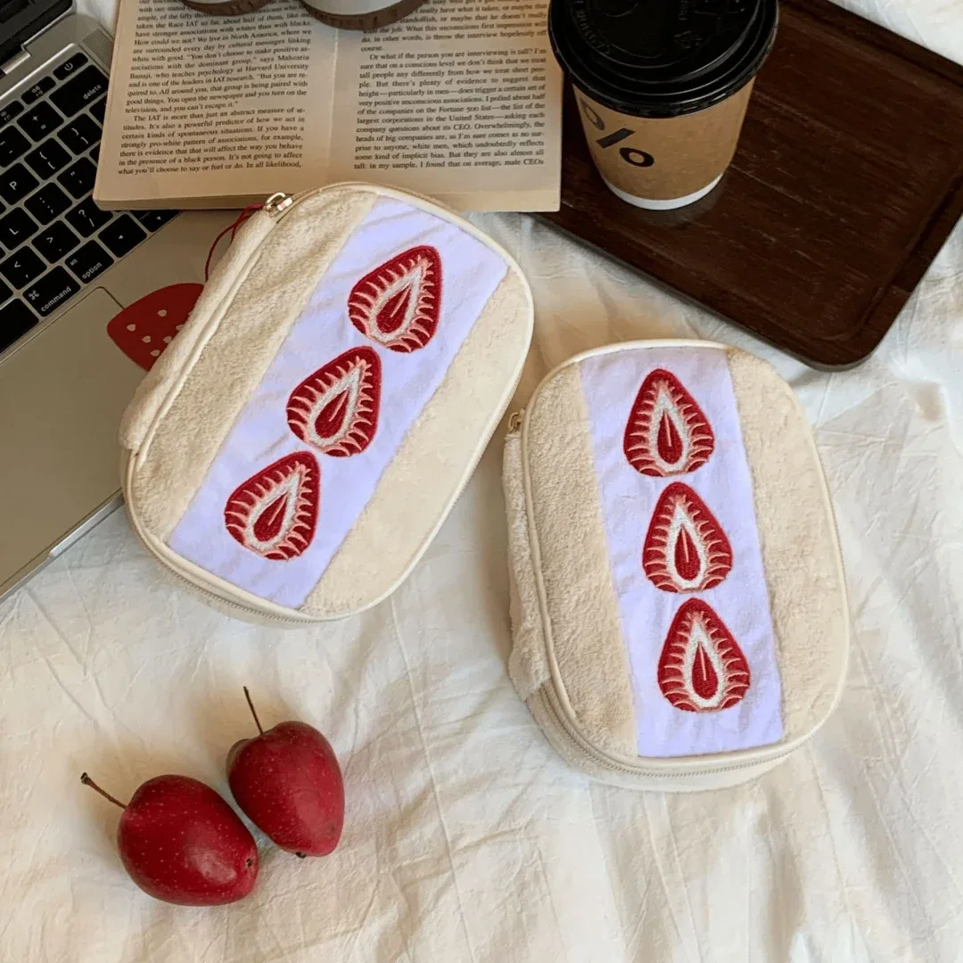 étui à crayons en peluche brodé de fraises mignon, boîte à stylos de papeterie portable, multifonctionnel, grande capacité, sac de rangement pour maquillage