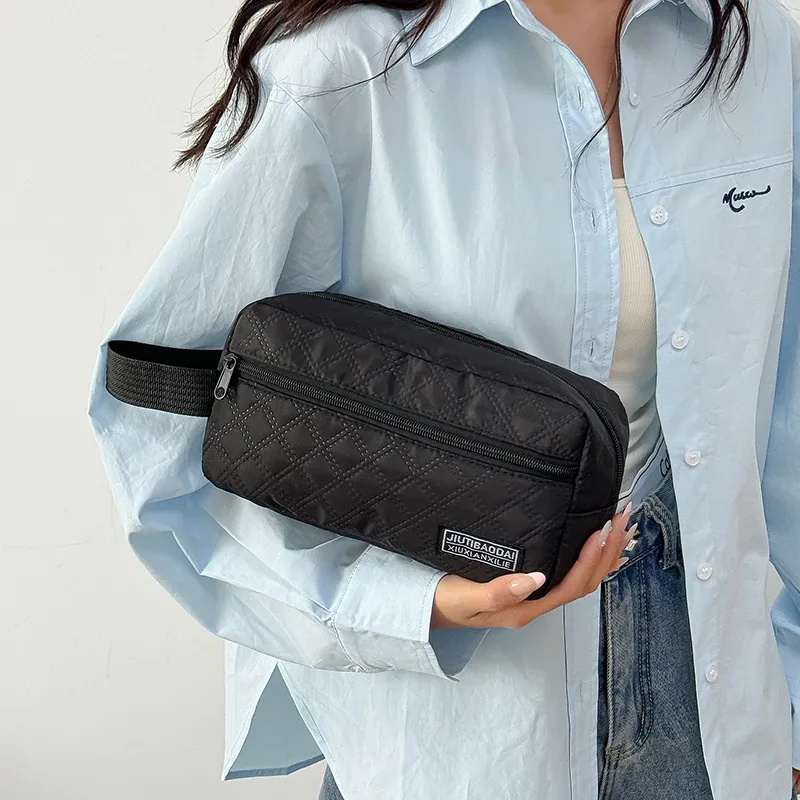 sacs à dos de style neutre pour hommes et femmes, adaptés aux voyages, au shopping et au tourisme. la trousse de maquillage est conçue de manière simple.