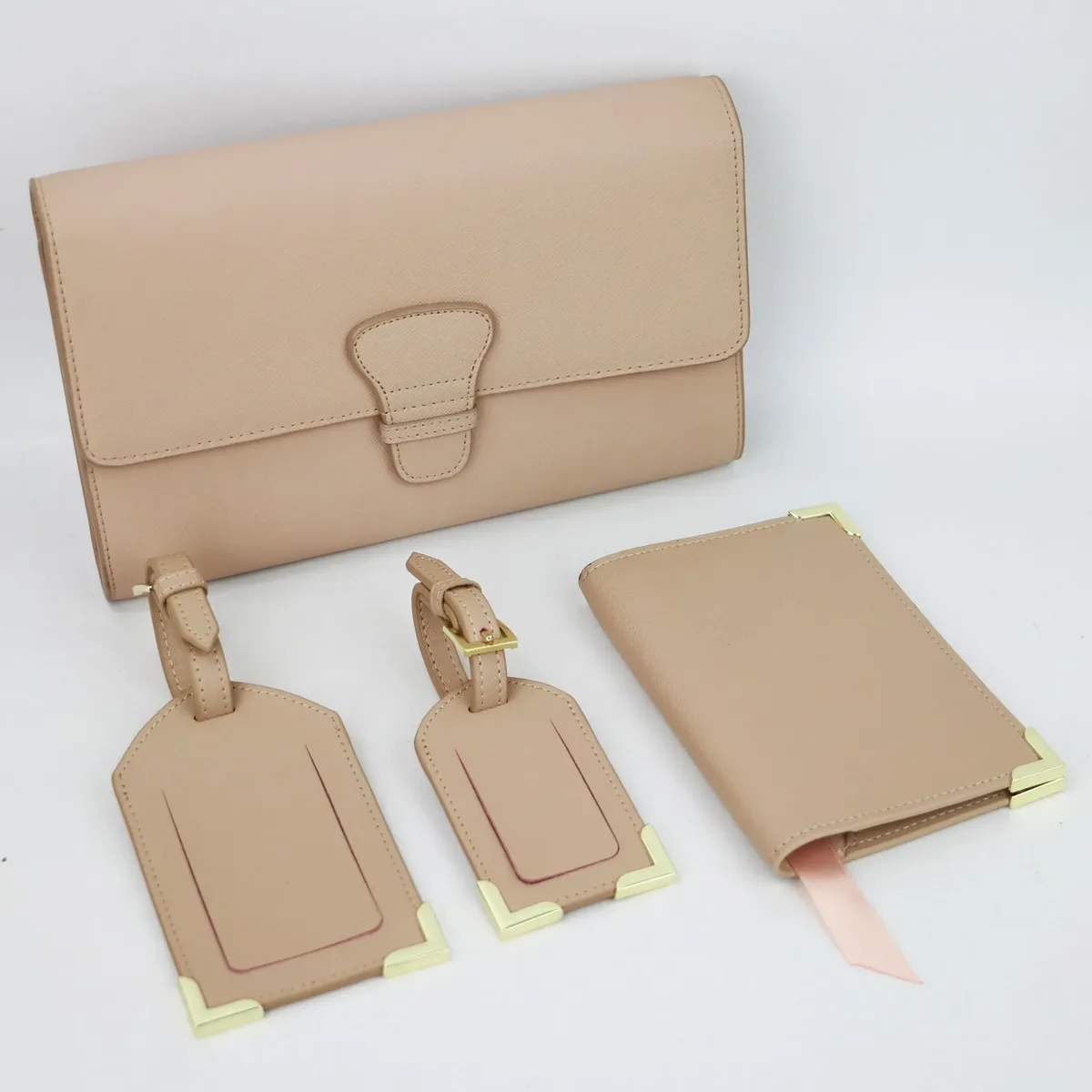 ensemble de voyage en cuir saffiano personnalisé avec monogramme, comprenant un porte-passeport en cuir, une étiquette de voyage et un portefeuille de voyage long.
