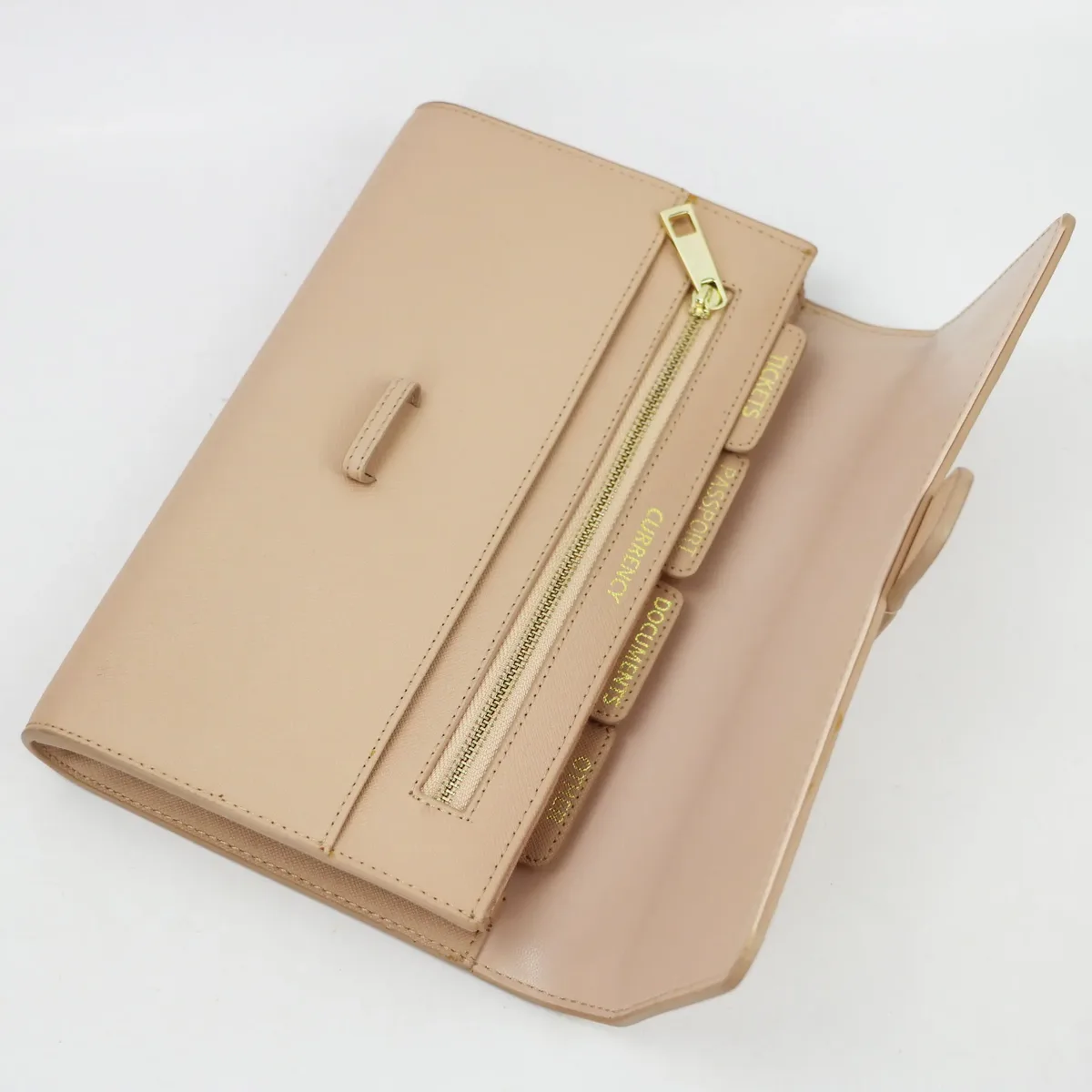 ensemble de voyage en cuir saffiano personnalisé avec monogramme, comprenant un porte-passeport en cuir, une étiquette de voyage et un portefeuille de voyage long.