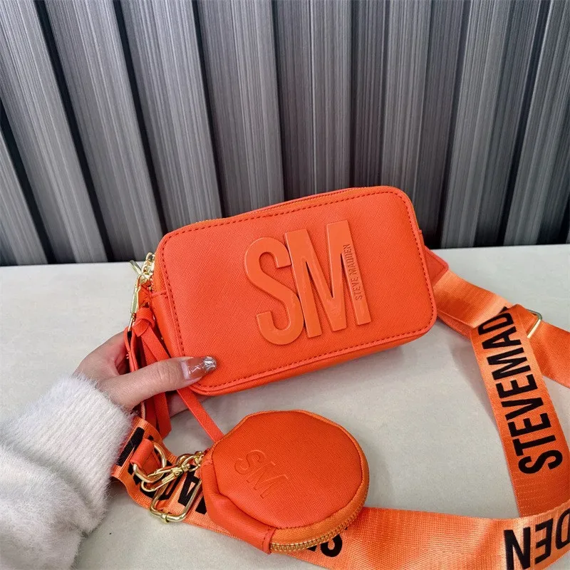 sac à bandoulière carré petit format steve madden, sac à appareil photo tendance, sac à bandoulière simple et élégant.