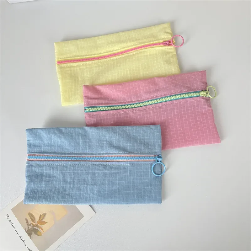 porte-monnaie zippé portable simple avec logo personnalisé, grande capacité, sacs cosmétiques à carreaux pour femmes, trousse à crayons fine et tendance