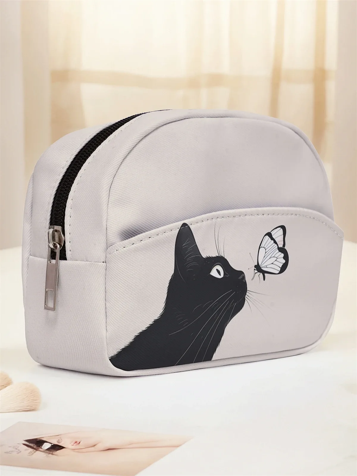 trousse de maquillage imprimée motif chat mignon, design multi-poches, trousse de toilette portable, légère, idéale pour les voyages et les sorties.