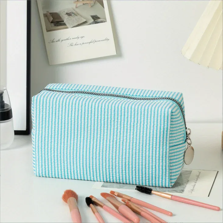 pochette cosmétique en seersucker brodée, sac de rangement et de toilette, pochette de toilette personnalisée à rayures monogramme, trousse de maquillage pour demoiselle d'honneur