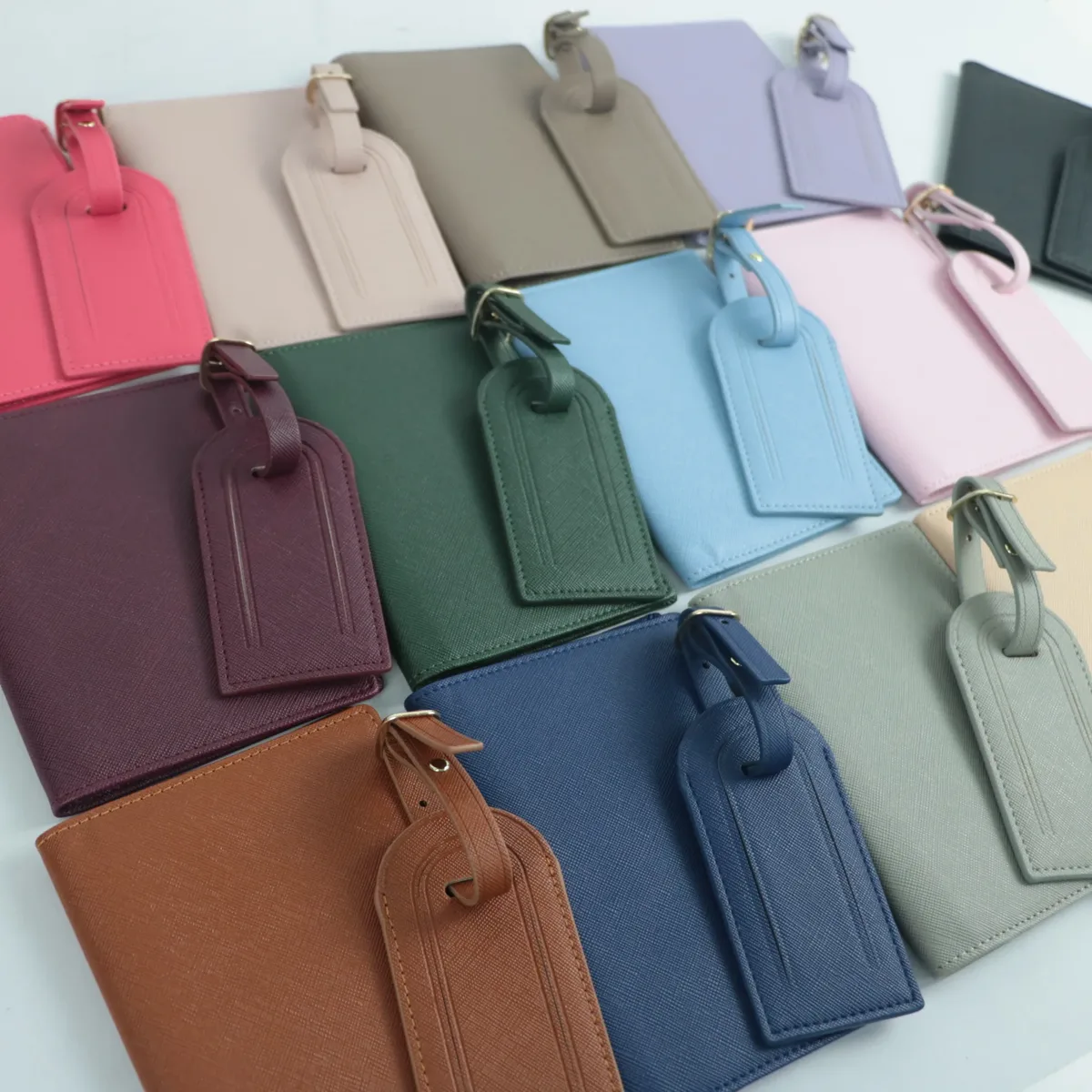 saffiano-couverture de passeport en cuir pu avec nom personnalisé, étiquettes à bagages, porte-passeport, étiquette de valise de voyage, accessoires d'embarquement