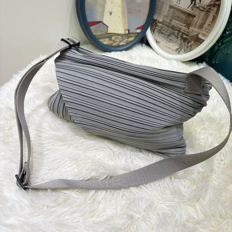 sac à bandoulière pliable miyake 2026, nouveau sac bouffant type dumpling avec sangle réglable, pochette de rangement, sacs décontractés légers et minimalistes
