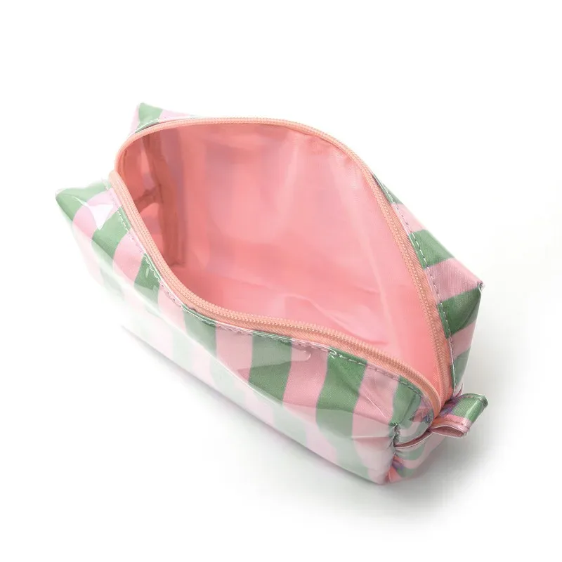 sac cosmétique rayé en pvc avec pompons et fermeture éclair, trousse de toilette de voyage imperméable avec organiseur de pinceaux de maquillage intégré.