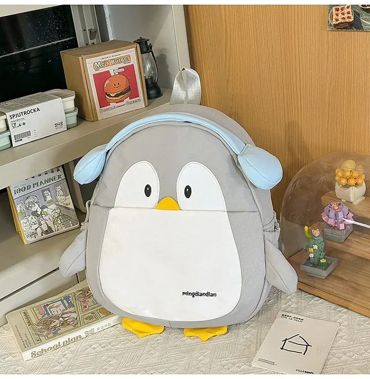 sac à dos mignon pingouin de dessin animé avec breloque moelleuse pour adolescentes, sac à dos kawaii décontracté en nylon, cartable léger pour l'école et les voyages