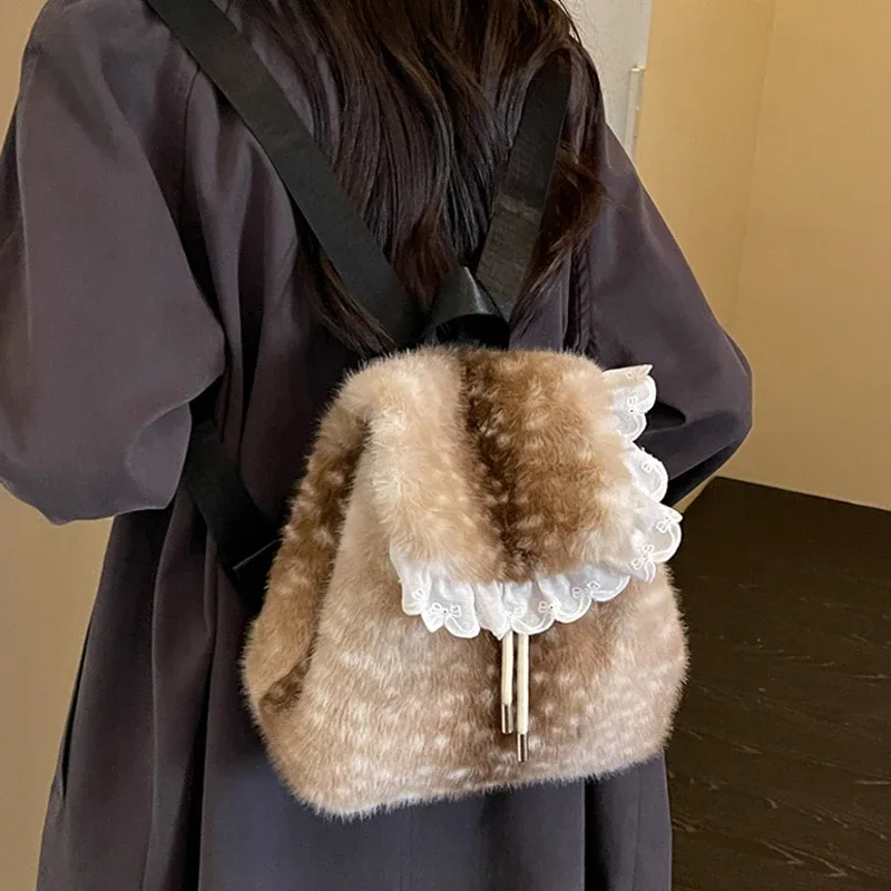 sac à dos en peluche tendance avec rabat à volants en dentelle, grande capacité, sac de voyage décontracté, sac d'école vintage, sac à dos doux et mignon pour femmes.