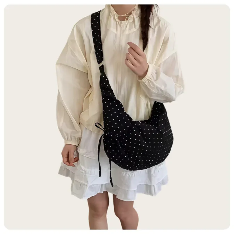 sac à bandoulière hobo de style coréen pour femmes, blanc, noir et rouge à pois, en nylon, avec sangle réglable, design à cordon de serrage, léger, grande capacité