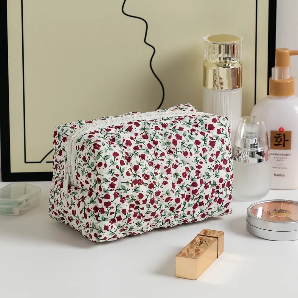 pochette de maquillage matelassée personnalisée avec nom brodé, motif floral, pochette cosmétique portable, sac de rangement de voyage, cadeau pour demoiselle d'honneur, femme