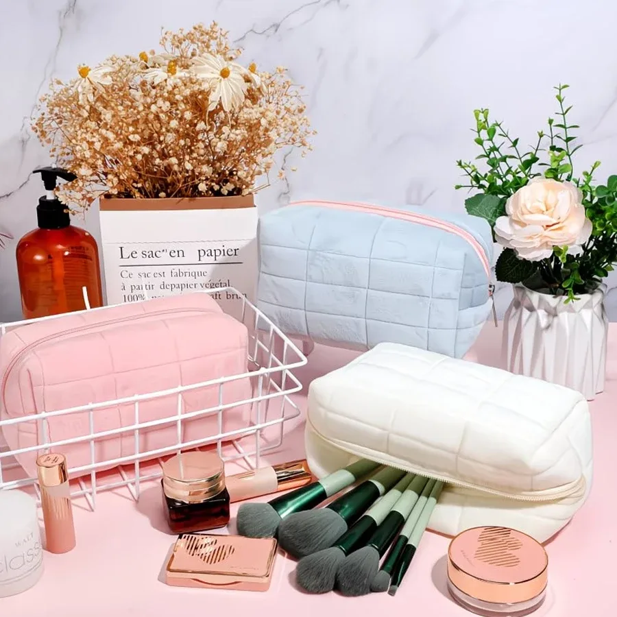 ensemble de 3 sacs à maquillage en peluche, sac à maquillage à carreaux, trousse de toilette de voyage à fermeture éclair de grande capacité, sac de rangement multifonctionnel portable, pochette de rangement mignonne pour pinceaux de maquillage, adapté aux femmes, rose, bleu, blanc