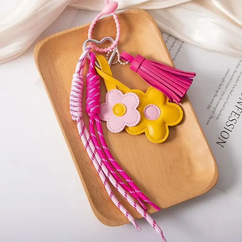 1 pièce – charme de sac en cuir tressé avec fleur et pompon, idéal pour sac à main, sac à dos et accessoires