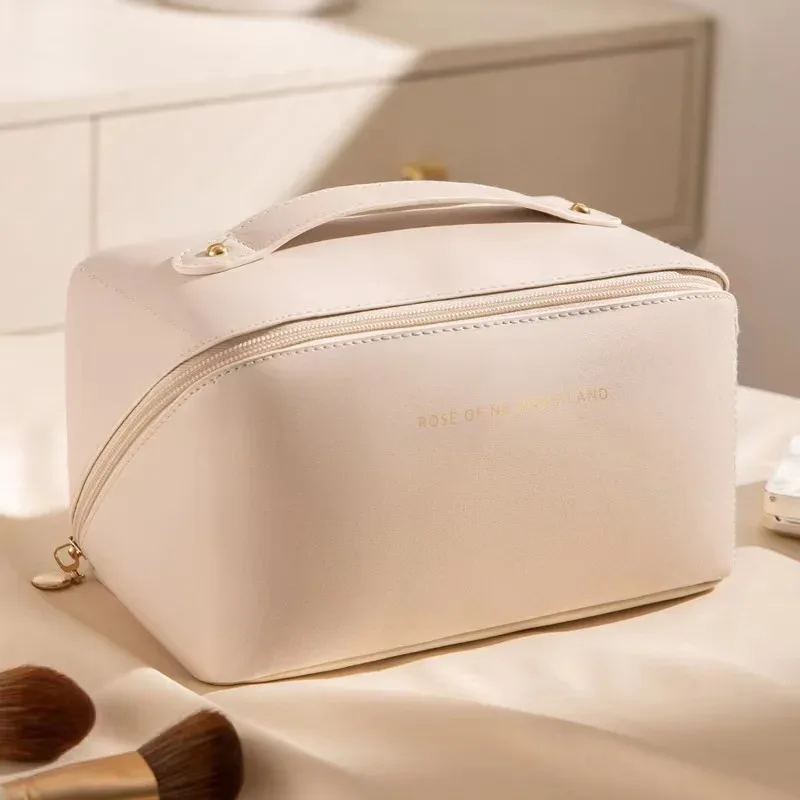 trousse de maquillage pratique et à la mode en pu, sac de rangement de voyage, trousse de toilette de grande capacité, trousse de maquillage pour oreiller de beauté stimulant les mains