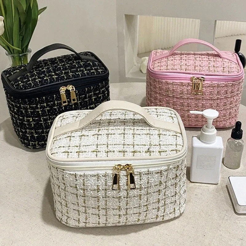 Nouveau Sac à Maquillage Tricoté pour Femme 2026 – Trousse de Maquillage Portable et Tendance Grande Capacité BX100