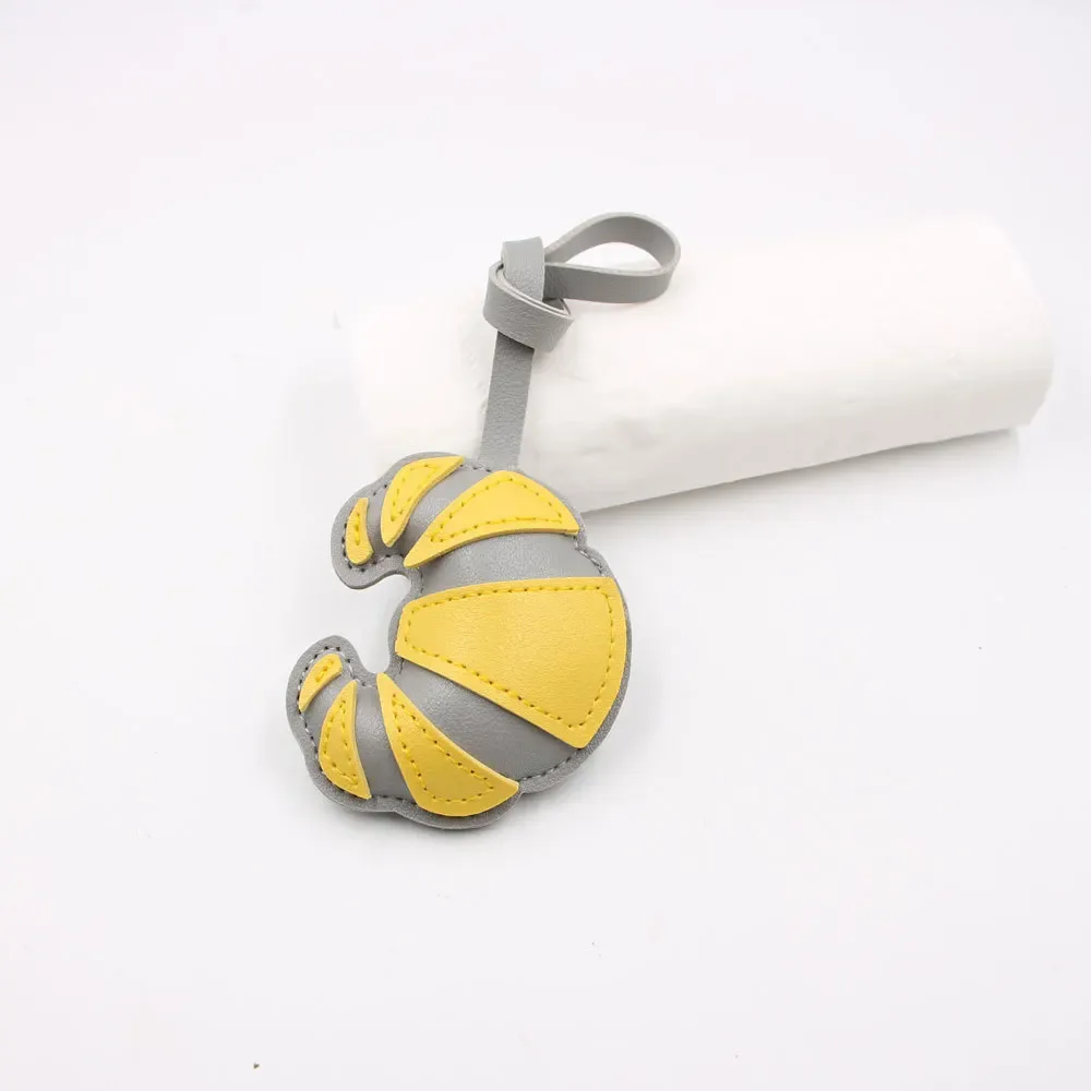 porte-clés à breloques en croissant en cuir fait à la main pour femmes, pendentif de sac à dos de nourriture mignon, cadeau de bijoux pour couple et ami