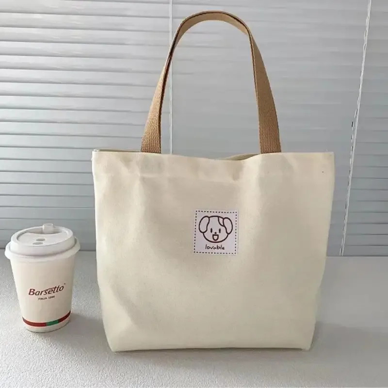 les sacs fourre-tout en toile et les sacs bandoulière en toile sont parfaits pour transporter des fournitures scolaires ou pour les voyages.