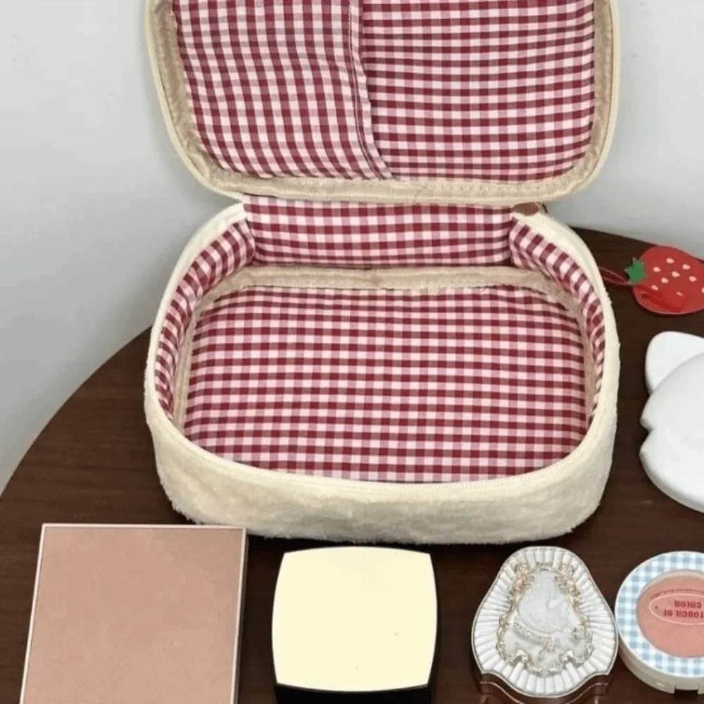 sac de maquillage en peluche fraise de grande capacité, porte-monnaie à fermeture éclair, sac à cosmétiques mignon, trousse à crayons multifonctionnelle, trousse de toilette de voyage