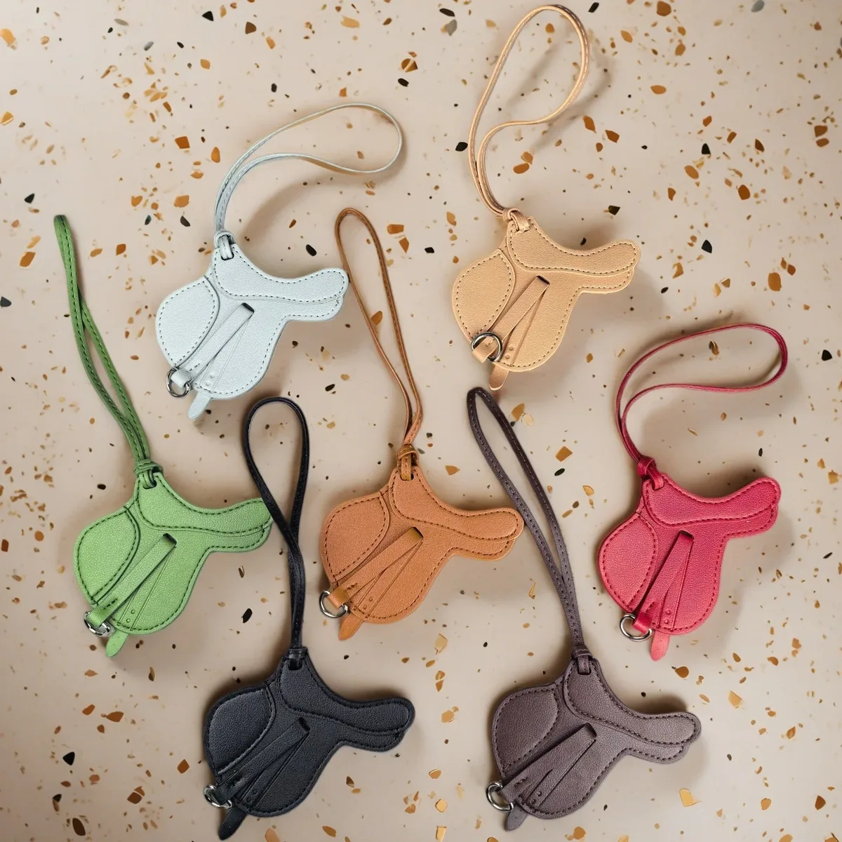 élégance équestre : charme de sacoche de selle artisanale - pièce maîtresse en cuir pu épais de qualité supérieure, taille paume