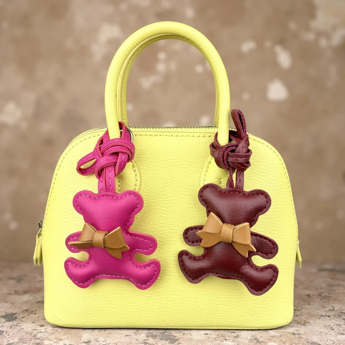 adorable breloque de sac en cuir pu en forme d'ours, pose câlin avec un petit nœud, pendentif animal pour sacs à main et sacs à dos, cadeau pour filles