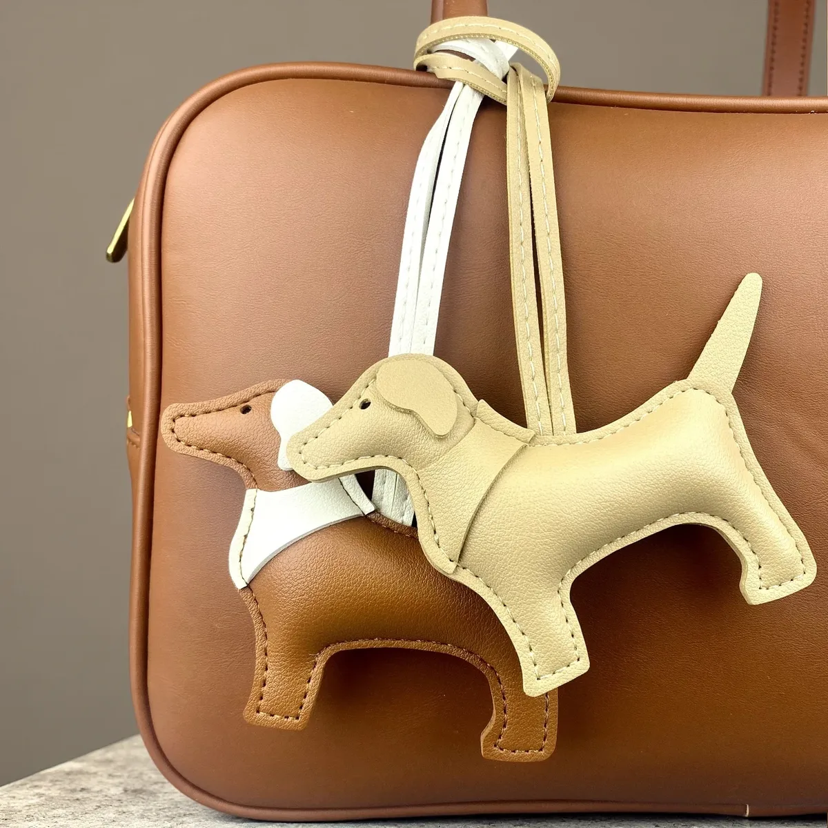 breloque tendance en cuir pu pour sac à dos, motif chien en profil latéral, design unique écharpe-mane, pendentif élégant pour sac à dos, cadeau pour les amoureux des chiens et des animaux de compagnie
