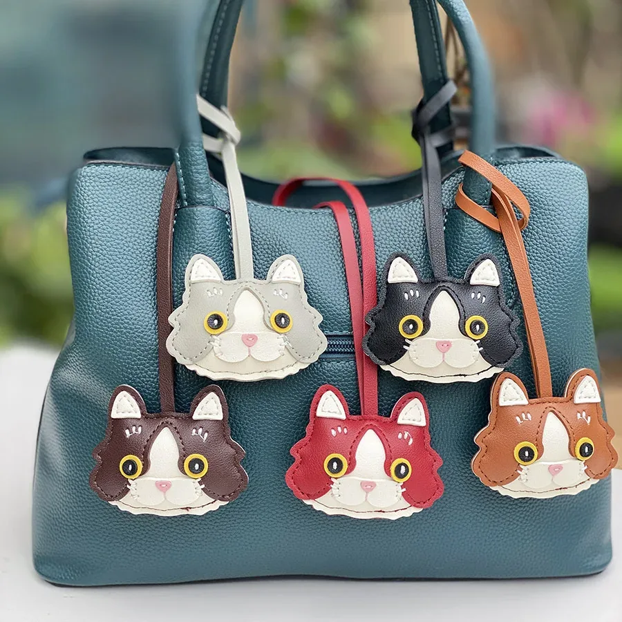 1 porte-clés en cuir pu pour chaton – design mignon avec visage de chaton et oreilles de chat tachetées, accessoire de porte-clés durable, idéal pour assortir aux sacs à dos, sacs à main et décorations de voiture pour femmes – un cadeau d'anniversaire et de saint-valentin spécialement conçu pour les amoureux des chats