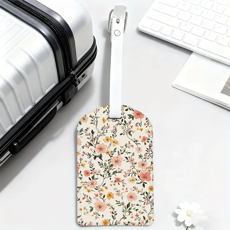 étiquettes de bagages florales colorées rose pastel et vert, avec quincaillerie ton sur ton, motif floral, porte-cartes d'embarquement pour voyage en avion
