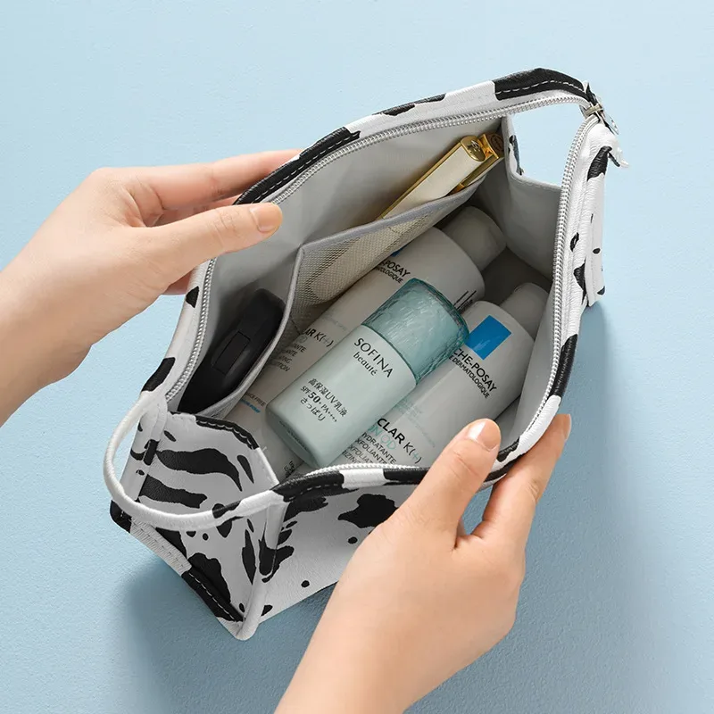 pochette de maquillage mignonne à la mode, trousse de toilette portable imprimée vache, organisateur multifonctionnel à fermeture éclair pour vacances, camping, fête