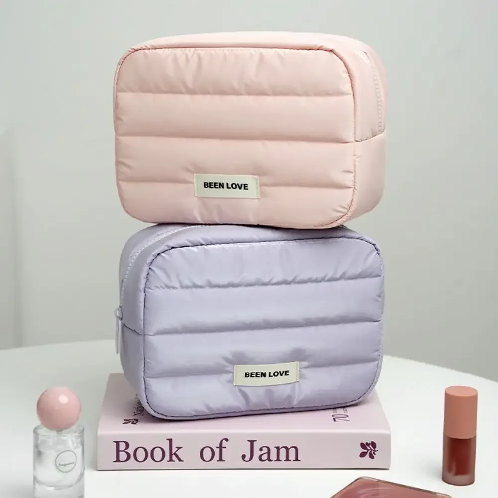Trousse de Maquillage Portable Matelassée en Duvet, Couleur Unie, Grande Capacité, Sac de Voyage Matelassé pour Articles de Toilette, Pochette de Rangement Douillette à Fermeture Éclair pour Soins de la Peau