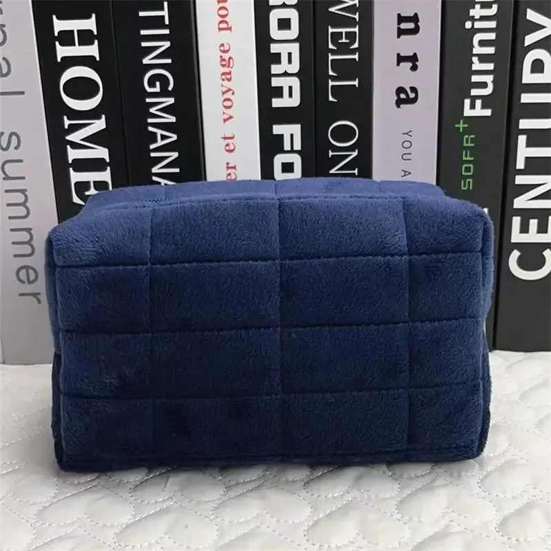 grand organisateur de maquillage chic en fourrure pour femmes, sac à cosmétiques à fermeture éclair de couleur unie, pochette de lavage de toilette de voyage en peluche, porte-stylo