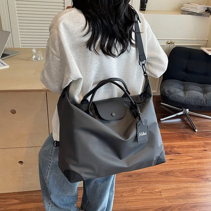 sac de voyage fourre-tout vert imperméable pour femme, grand sac de week-end avec poignée supérieure et sangle réglable pour les vacances et la salle de sport