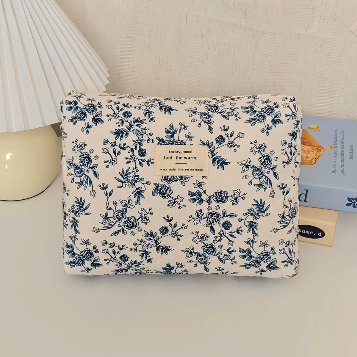 pochette de maquillage à imprimé floral bleu, en coton matelassé, grande capacité, organiseur de cosmétiques portable pour les voyages, pochette de rangement pour articles de toilette pour femmes