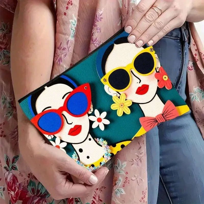 trousse de maquillage pour femmes, 1 pièce, avec fermeture à glissière, pochette avec visage de dessin animé mignon, fond sarcelle et accents floraux rouge/bleu/jaune
