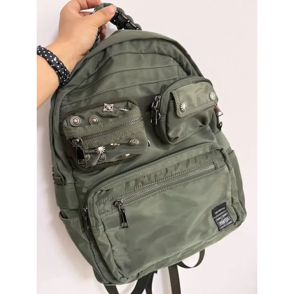sac à dos unisexe en nylon à rivets porter fashion, grand volume de rangement, portable, style urbain, pour les trajets quotidiens, le camping et les activités de plein air.